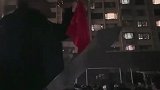 男子晚上在大院吹号，号声变成了大院里的熄灯号
