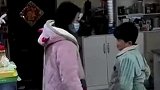 妈妈突然晕倒儿子的举动真实且暖心