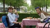 国外恶搞，小情侣在餐厅争执，动作相当疯狂