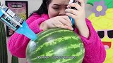“蓝色西瓜”是怎样的存在？美女脑洞大开，一口下去表情变了