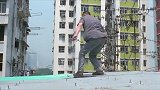 警官在屋顶埋伏，一不小心掉了个硬币，却刚好掉进歹徒口袋