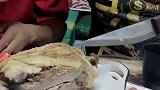 这就是内蒙人的晚饭，烤羊腿直接就上，就这我能喝三斤！