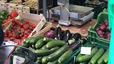 德国周末的农贸市场，菜品新鲜而且价格实惠，很多德国人自己带兜子买菜很环保！德国