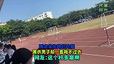 两名学生跨栏比赛，黑衣男子却一直跨不过去