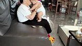 好温馨的一幕，老太只要睡醒了就爱抱孩子