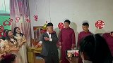 有一个伴娘看来是擦玻璃专业户