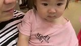 她说她没笑，反正又笑肚子疼了