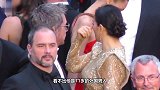 巩俐夫妻牵手走红毯大秀恩爱女方一身金色礼服气场十足