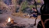 小伙昏迷醒来发现怀里有个美女，这真是艳遇啊，好福气
