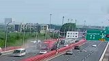 槽罐车高速爆胎 挡泥板飞到对向车道砸两车