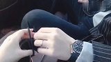 女孩给男友带了一个皮套，却不料男友戏精上身了