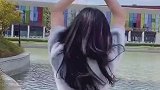 长发小美女穿紧身裤，优雅身姿很活泼可爱
