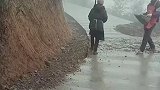 是做自毁长城的事，没有排水沟，这路坏的快