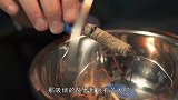 将水蛭装进瓶子，在上面点燃7根香烟，看吸烟的危害有多大！