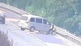 山东青岛:高速上小车撞上护栏,司机语出惊人交警都笑了