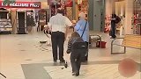 商场恶作剧明明没走路却满地脚印，客人无辜被整心生疑虑