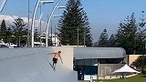 澳大利亚：一名男子冒着生命危险从屋顶飞身跳进游泳池