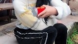 姑娘真的太有才了，用这种方式打开易拉罐，是不是有点太野蛮了