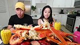 美女带男性朋友吃超大帝王蟹，看见满桌子蟹腿开心坏了