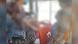 六旬大爷公交抢座失败后，竟直接坐女子腿上，目击者：坐了两站地