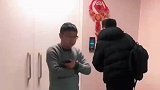 产房门口的两个准爸爸，一个穿着拖鞋，一个穿错袜子
