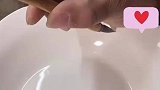 老师傅为瓷器勾画金线，若不是亲眼所见谁能想到是纯手工画的