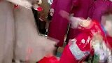 新郎跪地抽签被伴娘一脚踹倒 伴郎团的表情亮了