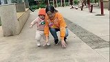 在外婆的一番调教下，宝宝再也不怕下楼梯了，只不过方式有点搞笑
