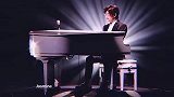 坐在钢琴前这一笑真的太苏了，是钢琴王子啊！杨洋