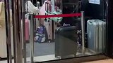 大学生跑去逛商场行李箱直接放在外面，主打的就是一个信任！