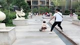 宝宝逛公园，差点被飞来的篮球砸到，后面俩熊孩子还真是倒霉
