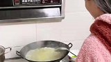 男子本想拍个牵手的画面