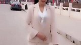 身穿浅色职场短裙套装的小姐姐，这身材也是没谁了