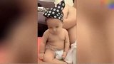 这是我见过的最困的宝宝，没有之一，爸爸妈妈都笑翻了