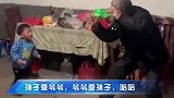 爆笑视频 -孙子的快乐就是如此简单，玩着玩着就成爷爷了
