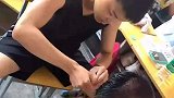 男子出门太急没洗头，索性在教室后排洗头