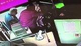 温暖一幕 公交车司机搀扶老人上下车，老人下车挥手致谢公交车 暖心 公交司机