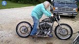 金属感最重的一辆哈雷摩托车，没有座椅，发动机没有外壳