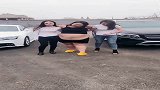 200斤妹子想跳甩头舞，还要两个美女扶着她，三个人差点一起摔