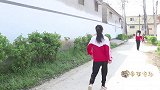 童年短剧：小伙伴们比赛赛跑，结果看到拿的辅助工具，忍不住笑了