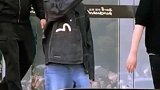 王源人气很大，跟粉丝们打招呼很热情，女粉丝的呐喊声很亲切
