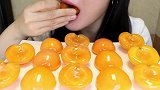 是超级甜的杏子糖葫芦呀，单看色泽就让人垂涎欲滴了