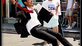 男人在街头表演魔术，太真实了
