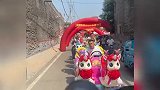 新人把摇摇车爆改婚车，13个人花费1000元，交警：不能上路
