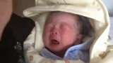 小宝宝从产房里抱了出来，一脸的不开心，让人看了好想抱抱他！