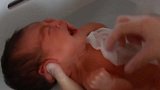 日本护士给新生儿宝宝洗澡，手法很温柔，但宝宝还是哭的一塌糊涂