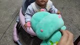 宝宝看见妈妈敷眼膜，笑得咯咯咯的。小孩的笑永远是天真无邪的