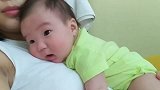 2个月的小宝宝趴在妈妈身上，一点都不安分，动来动去好可爱