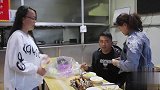 结账时小伙戏精上身，太有趣了