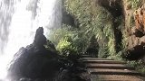 瀑布下的一条小道
